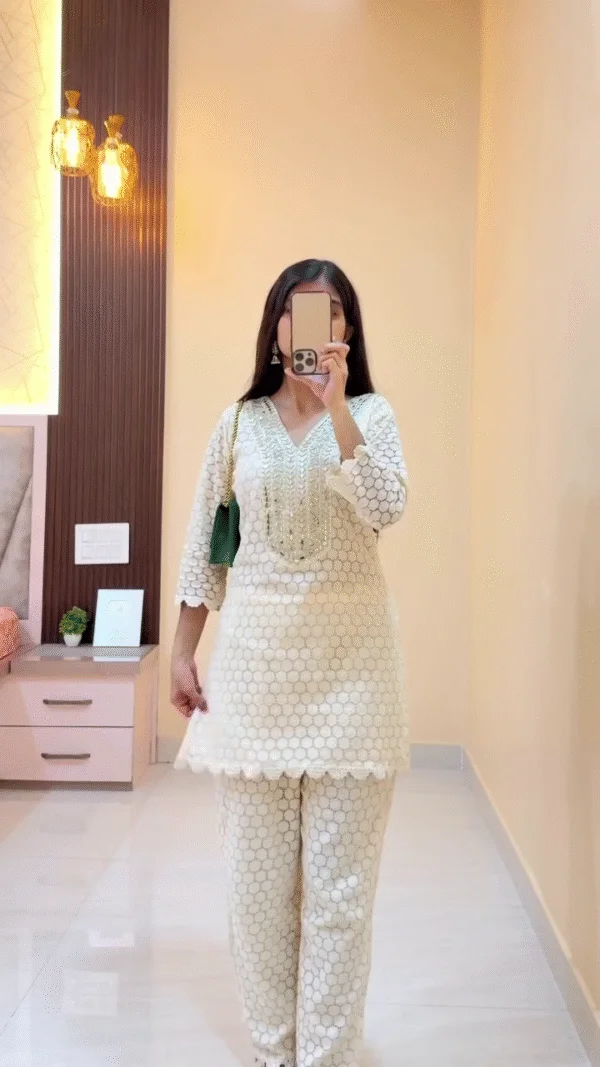 Comfy Yet Classy Outfit for Everyday Wear - Image 3